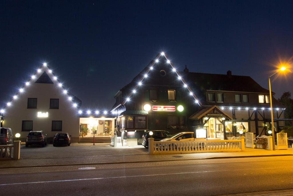 Hotelansicht mit Parkmöglichkeiten